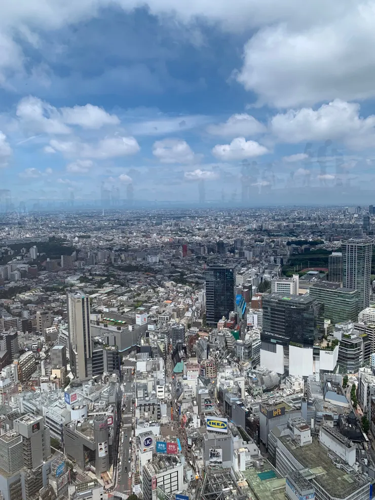 人的倒影在建築上,有趣的角度。