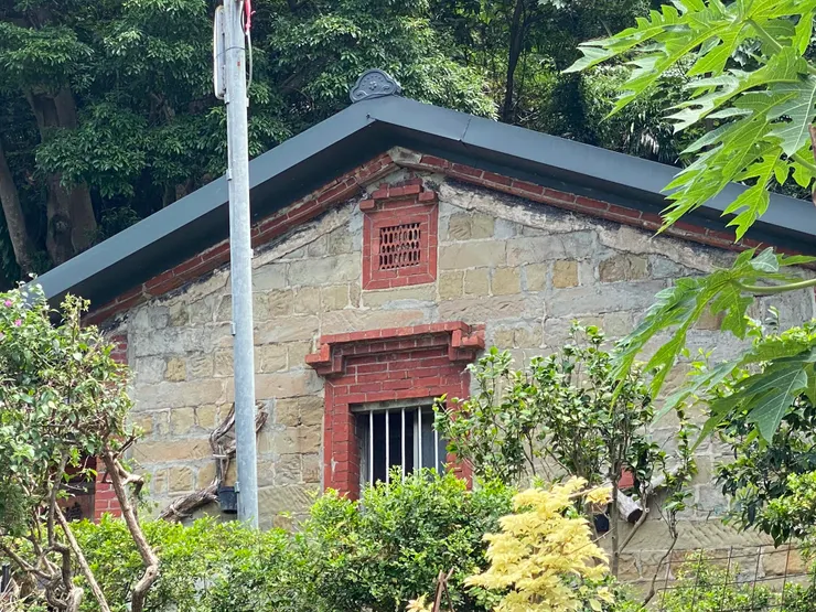 石砌山牆盲窗，設計出屋中屋。紅磚窗點綴出石頭屋之穩重。 