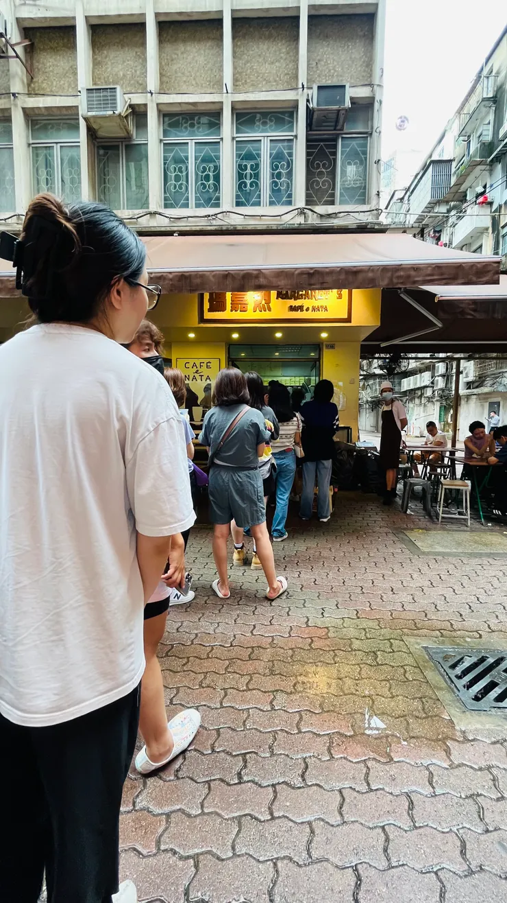 滿滿的人，今日份的蛋撻已賣完