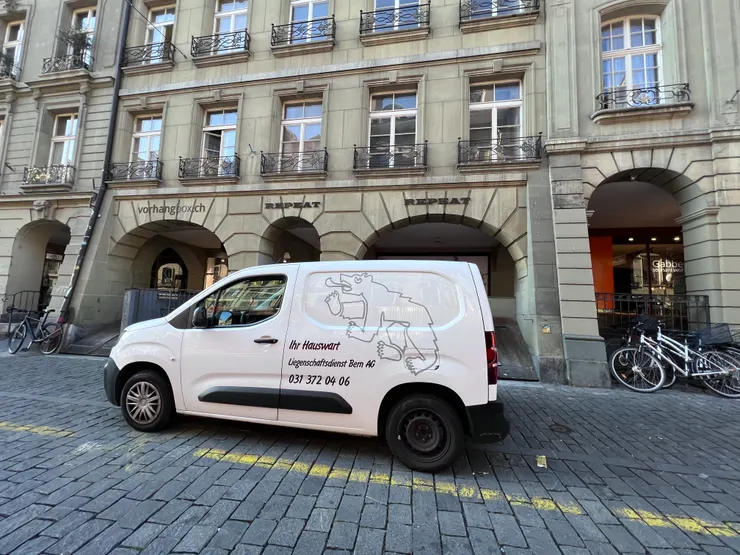 連車子都要有伯恩的標誌