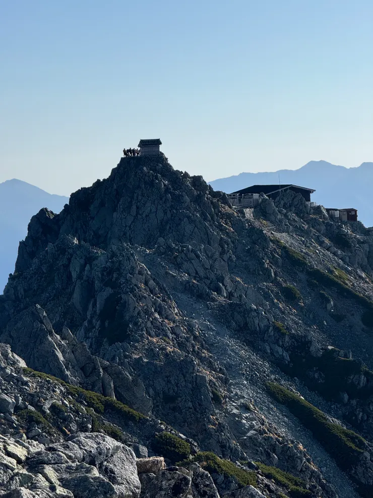 遠處擠滿人的雄山神社