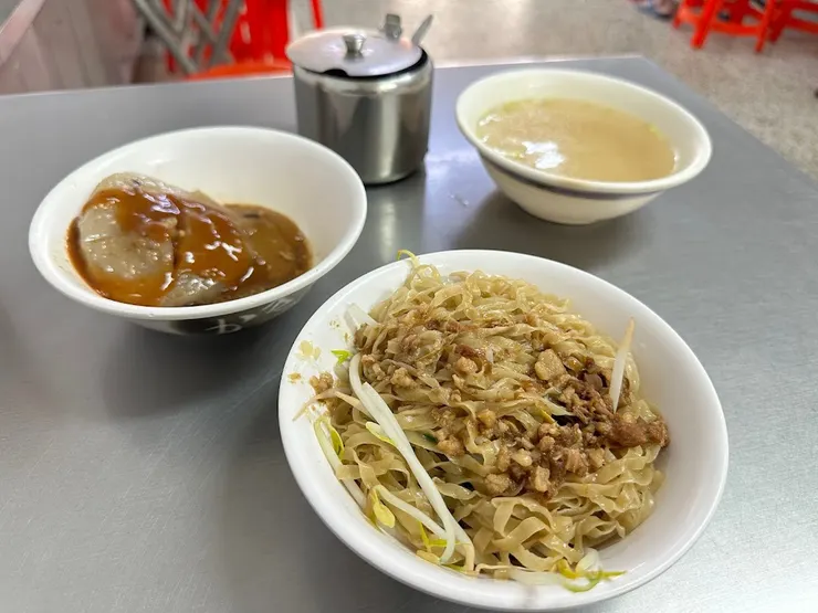 在地的肉燥飯、肉圓（圖片截圖於網路）