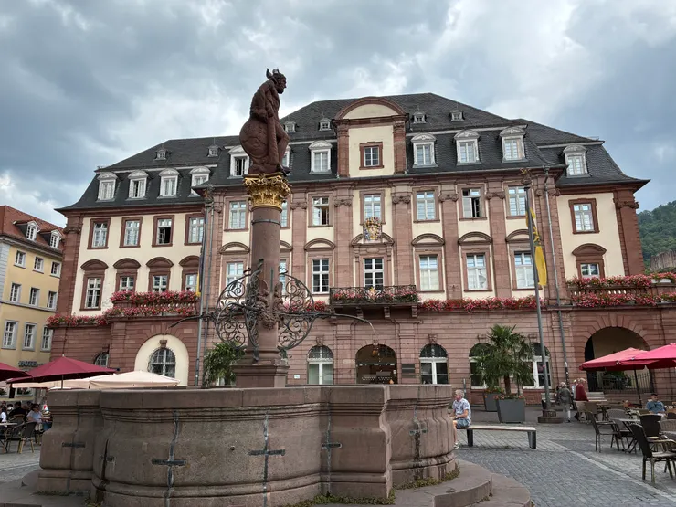 水池蠻高的，要裸泳其實有點難度。