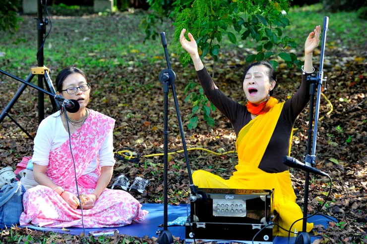 【寧願偶來活動側記無意一門深入 卻在眾人忘我唱誦中窺見至尊主】