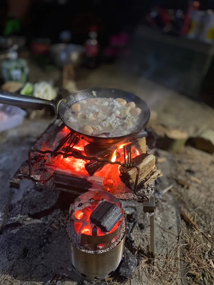 除了焚火台，我還帶了Solostove的小火箭爐。本來是想當成保溫用的，但是大家吃的速度根本不用保溫啊~