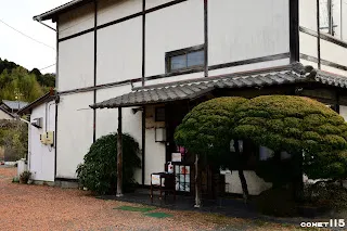 濱名湖以鰻魚料理聞名，車站對面就有一家販售鰻魚料理的うなぎ さくめ
