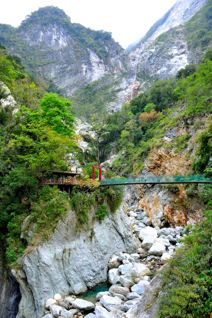 【慢賞徐行大塊文章鬼斧神工...過橋穿洞仰觀懸瀑俯見白龍。】