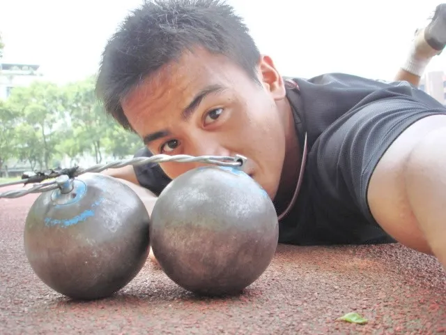 當我站在場邊,看著鏈球靜靜的,毫無動靜時,我忽然意識到「它不會自己飛出去」