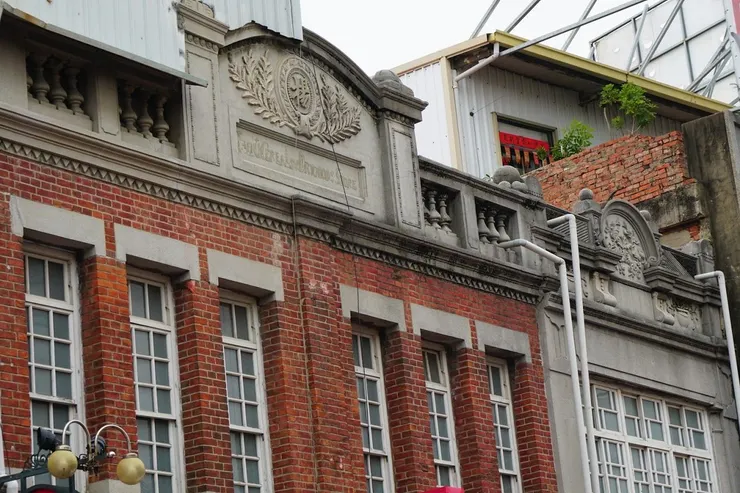 突兀的水管/烤漆板/下的山牆