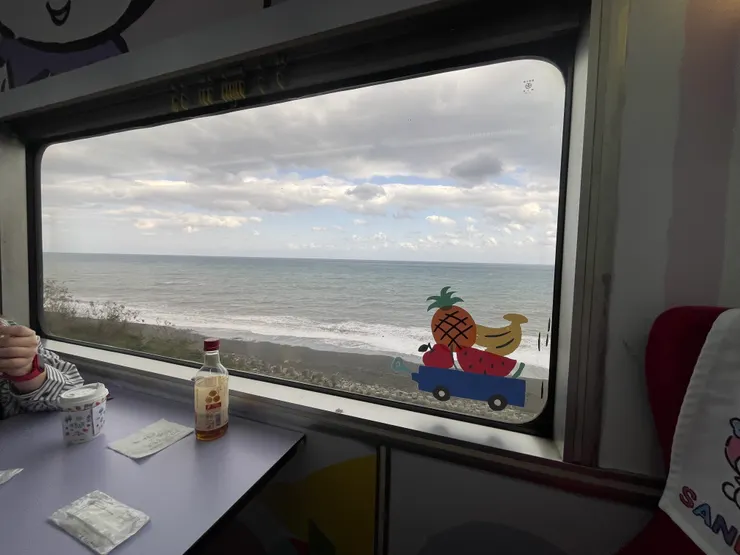 可以到活動車廂坐在窗邊座位欣賞海景