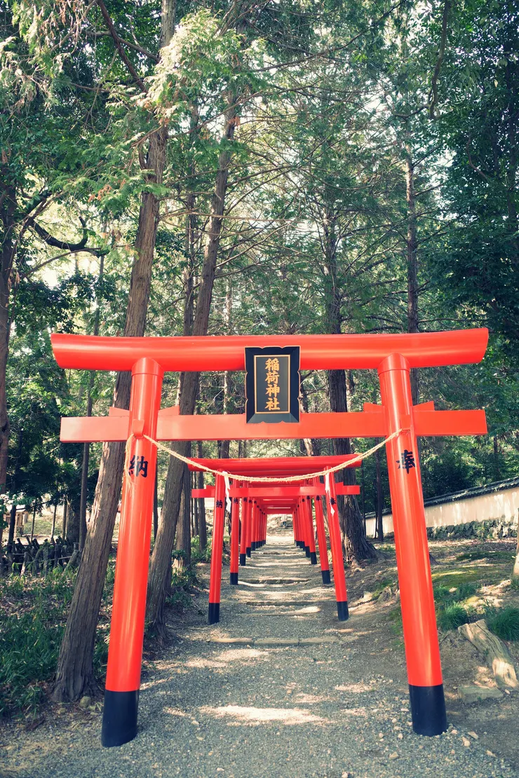 旁邊有個稻荷神社和很迷你的千鳥居