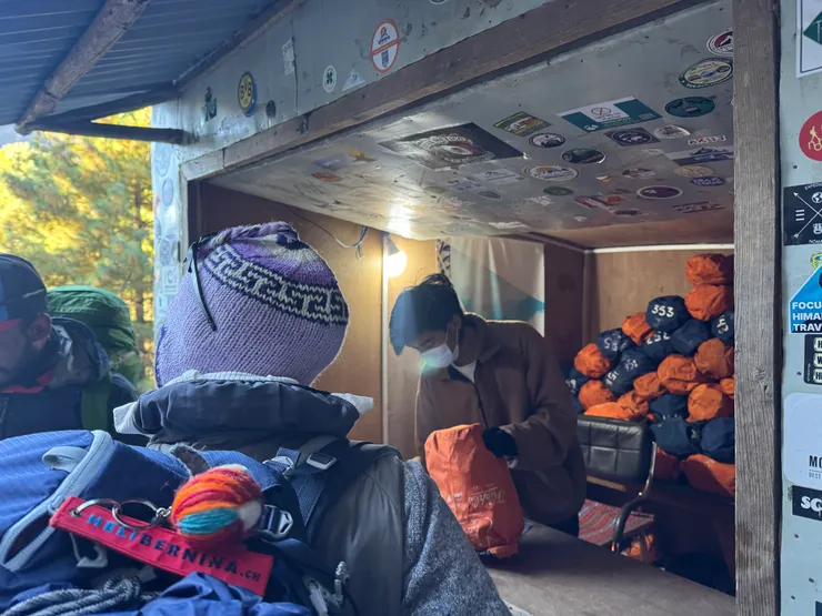 領回收袋，似乎是橘色的0.5公斤，黑色的１公斤