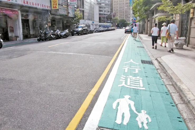台北市的綠色人行道(圖片來源:好房網)