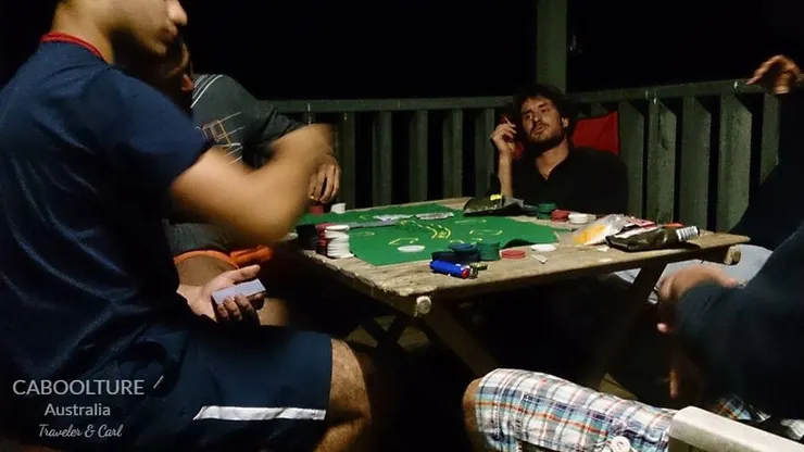 Caboolture 農場夜晚生活，捲菸、紙牌與酒