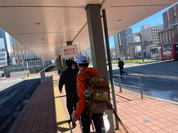 帶隊走到替代巴士停車處搭車