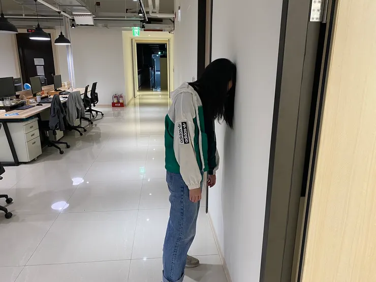 劇本開發階段，半夜在辦公室崩潰的柯映安（照片提供：柯映安）