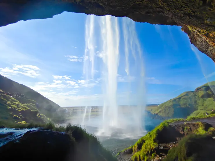 瀑布正後方，看起來水量不過爾爾。