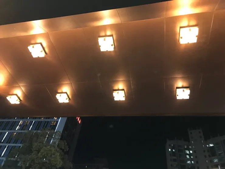 我很喜歡燈!以後要多拍些,因為很特別。這是門口的燈比較普通。