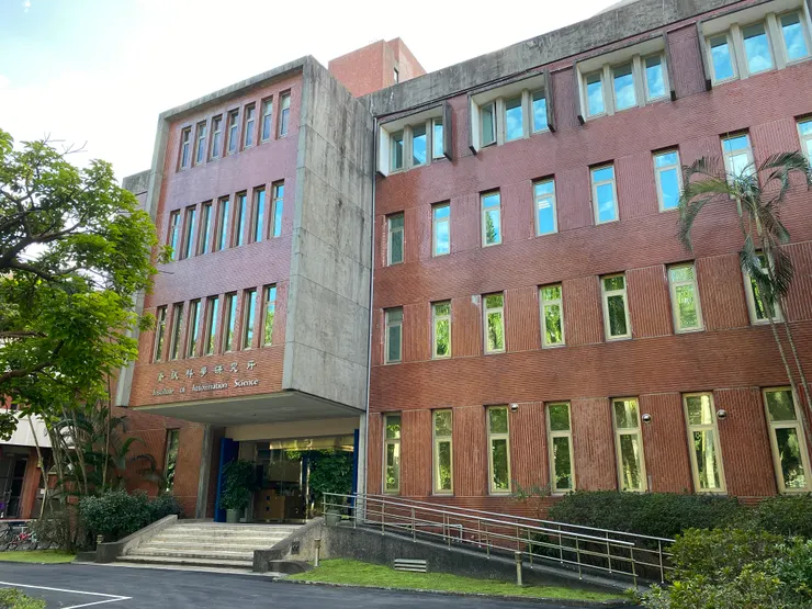 主入口上方突出的量體形成雨庇空間