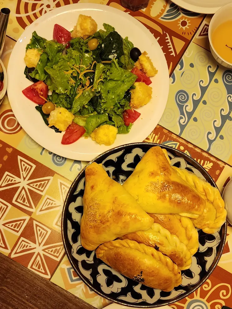 沙拉和烤肉餡餅(samsa)。