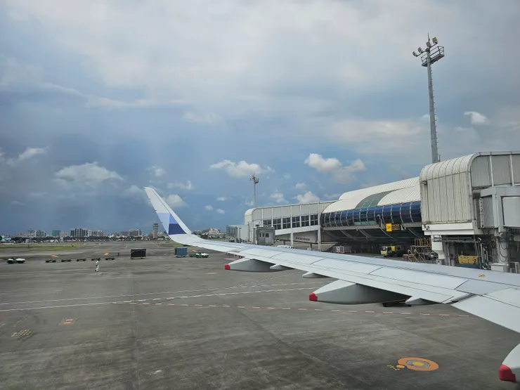 飛機後推，準備前往跑道