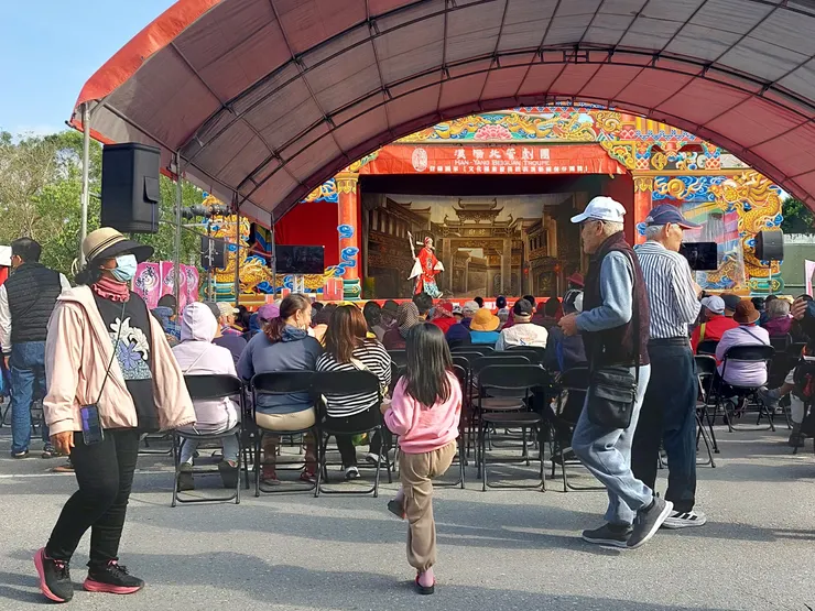 小女孩學演員動作 / 資料來源:我自己