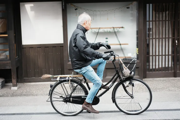 這大叔裝扮挺酷的