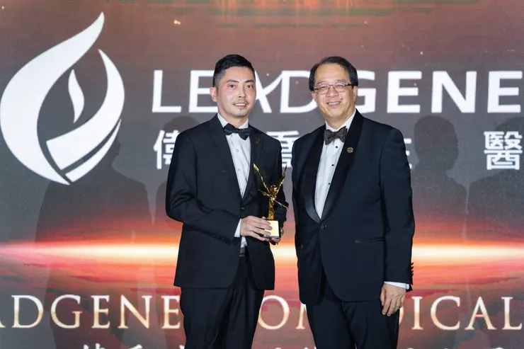 圖說：偉喬生醫榮獲APEA亞太傑出企業獎「企業躍進獎」，由亞洲企業商會總裁曾立基（右）頒發，董事長莊詠鈞（左）代表領獎。（資料來源：亞洲企業商會）