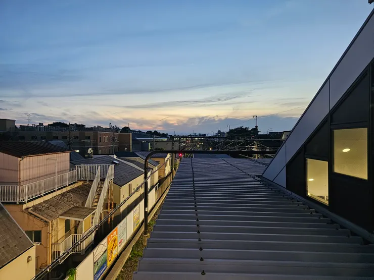 攝於富士見丘站內、窗外。