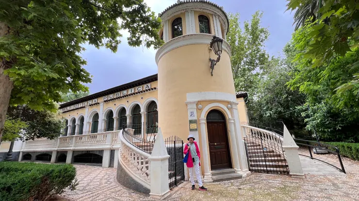 廣場附近的沙龍公立圖書館，1917年建築原是賭場宴會廳， 1931年起改建為沙龍圖書館。