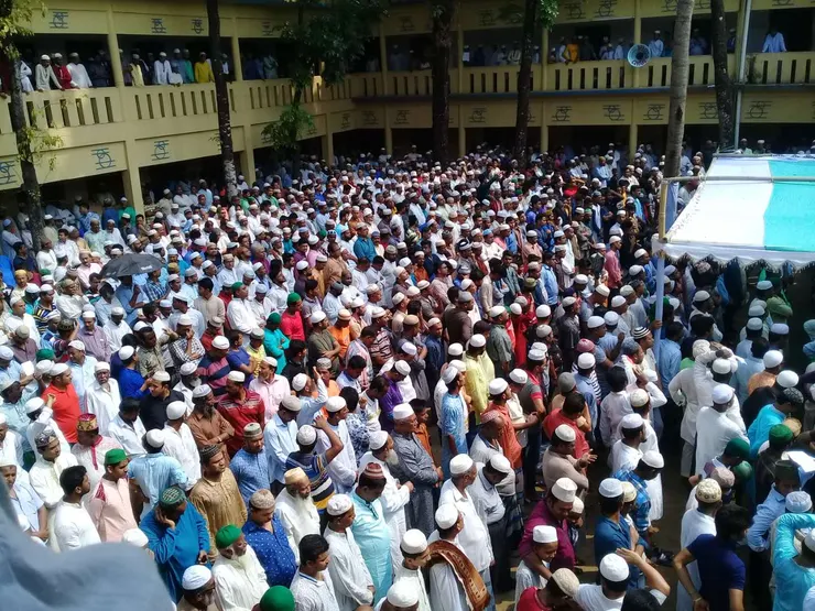 這麼幾千人　每天供應好幾餐　連續一個星期　可想而知這個名人財力雄厚