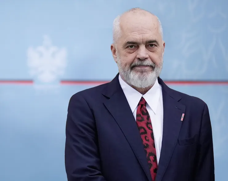 今年夏天，艾迪·拉瑪(Edi Rama)曾憧憬，未來國家或許能擁有一位數位部長，甚至是一位人工智慧總理，但鮮有人想到這一天會來得如此之快。 