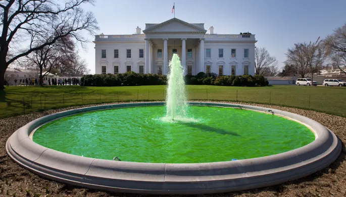 白宮噴泉也會染成綠色。