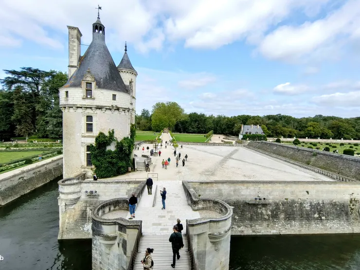 【從1樓俯視城堡前廣場】