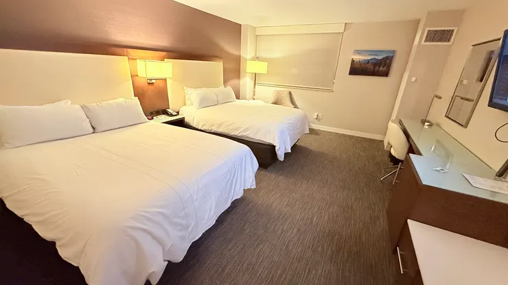 進到飯店已是晚上8點半過後了