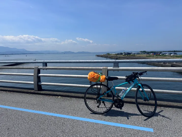 要找路線並不難,就是沿著路上的藍色線前進就對了,指標都還算清楚。有時會有分高速和慢速,高速基本上很常會跟汽車一起,但慢速道有時會路況不太好