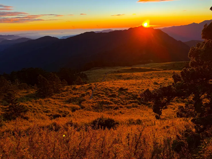 太陽完全升起前，總是先染上一抺血紅～