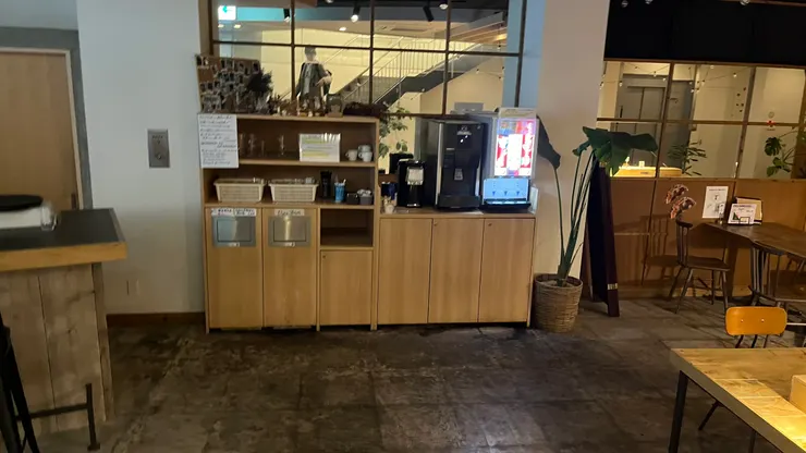 喝一杯再離開吧。