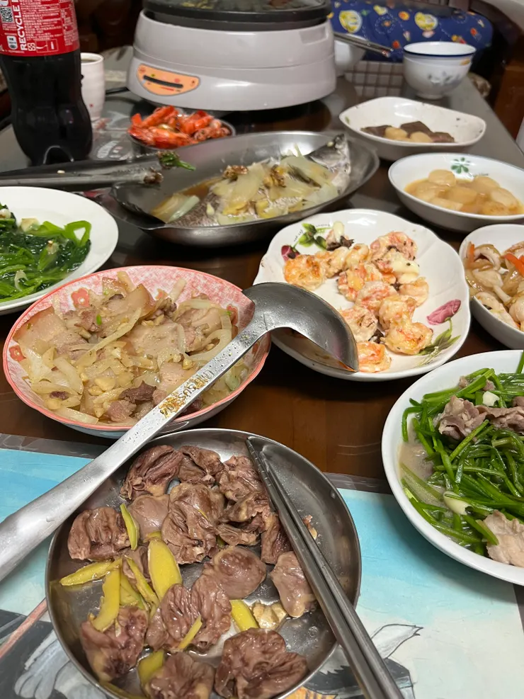 年夜飯，我有幫忙煮喔嘻嘻