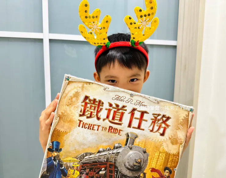 懿常拿自己的紅包錢大方地說「我出錢(買)。」