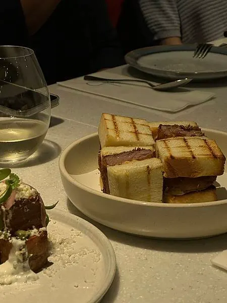 台北松山區時尚餐酒館｜藍色大門後的時髦 Bottless 非