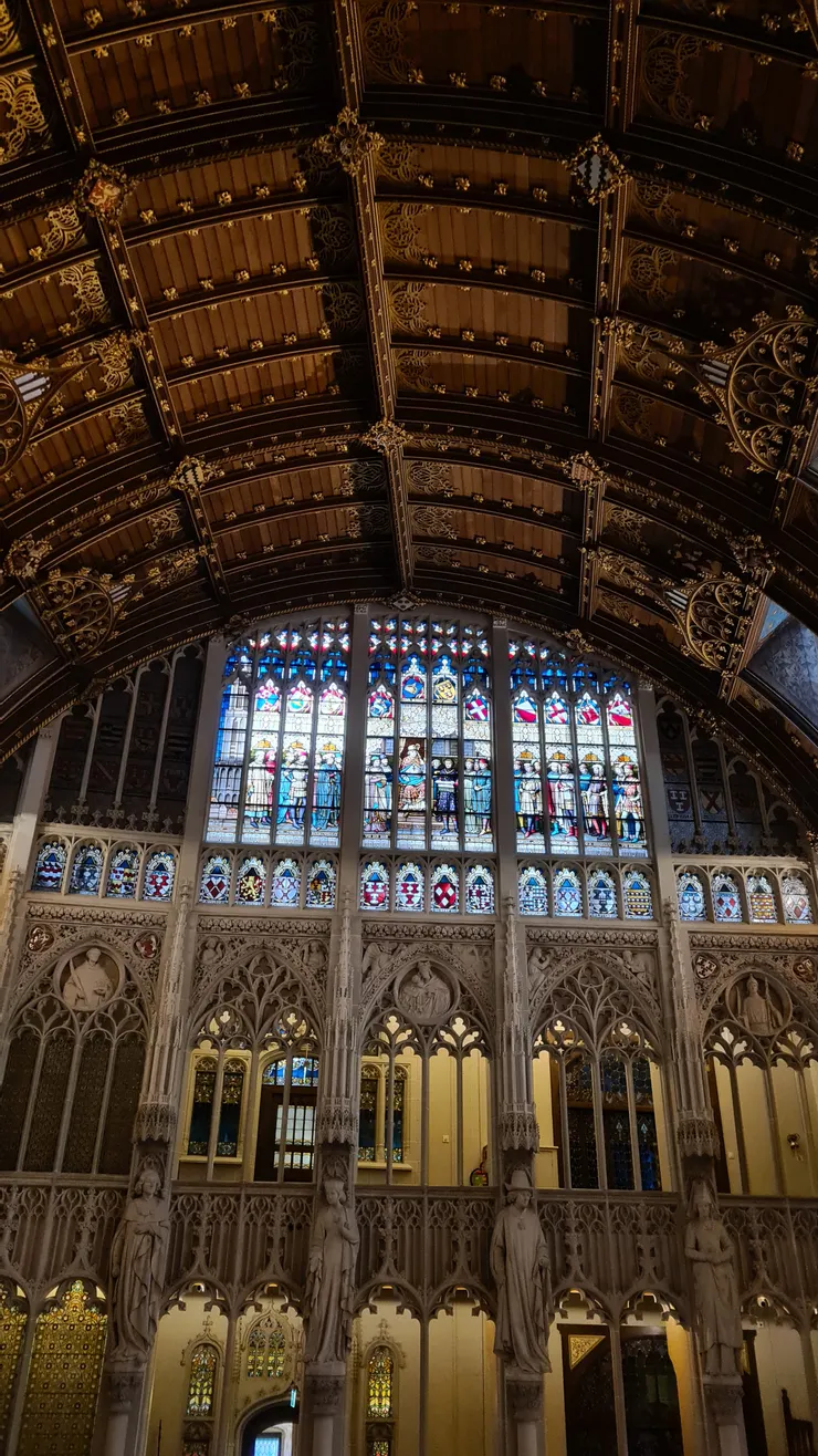 城堡大廳原為露天的庭園，現有木製天花板為建築師Pierre Cuypers的設計。（攝影：王幸慈）