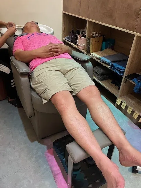 寶哥，理完頭正在洗頭，也有吹