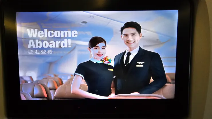 這是長榮航空空姐空少站在波音B777-300ER型客機的豪華經濟艙內所拍攝的!