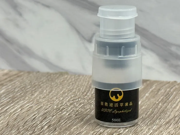 圖說：亞家生技展示眼周保養凍晶，透過專利瓶蓋設計，強調新鮮調配、即溶即用的保養新體驗。（資料來源：亞家生技）