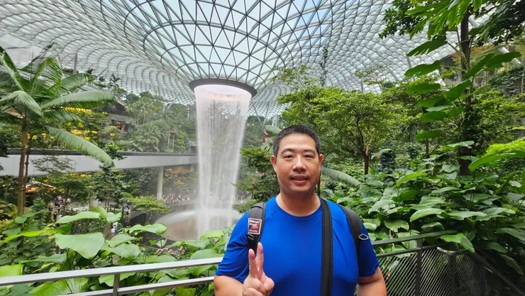 我和樟宜機場星耀樟宜的雨漩渦合影!這是全世界最高最大的室內瀑布!