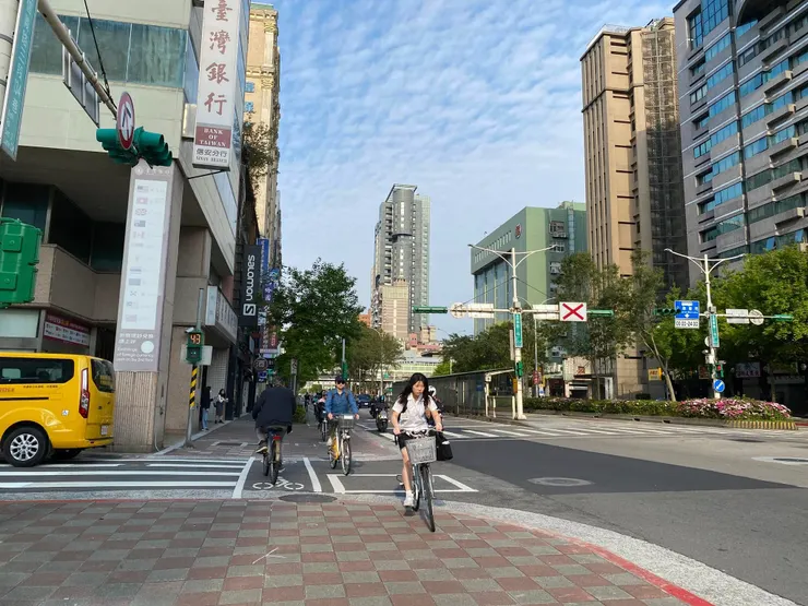 信義路三段134巷口，與舊照大約相同位置拍攝。（2025年3月，筆者拍攝）