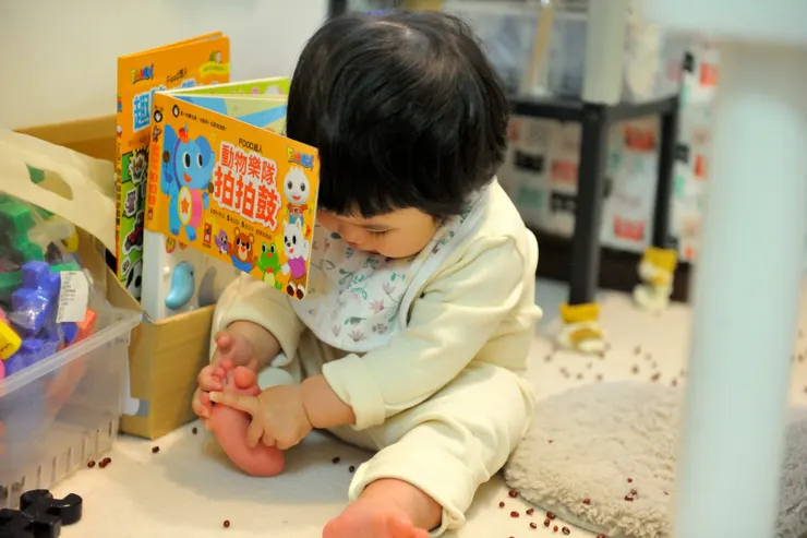 【不怕麻煩的奶奶拿一把紅豆給萬萬玩，最後結果可想而知，灑了一地等待兩老收拾，但一顆紅豆黏在腳丫間，半天拿不下來。】