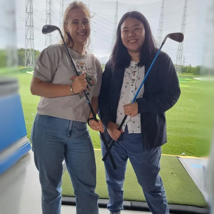 第一次在高爾夫練習球場。