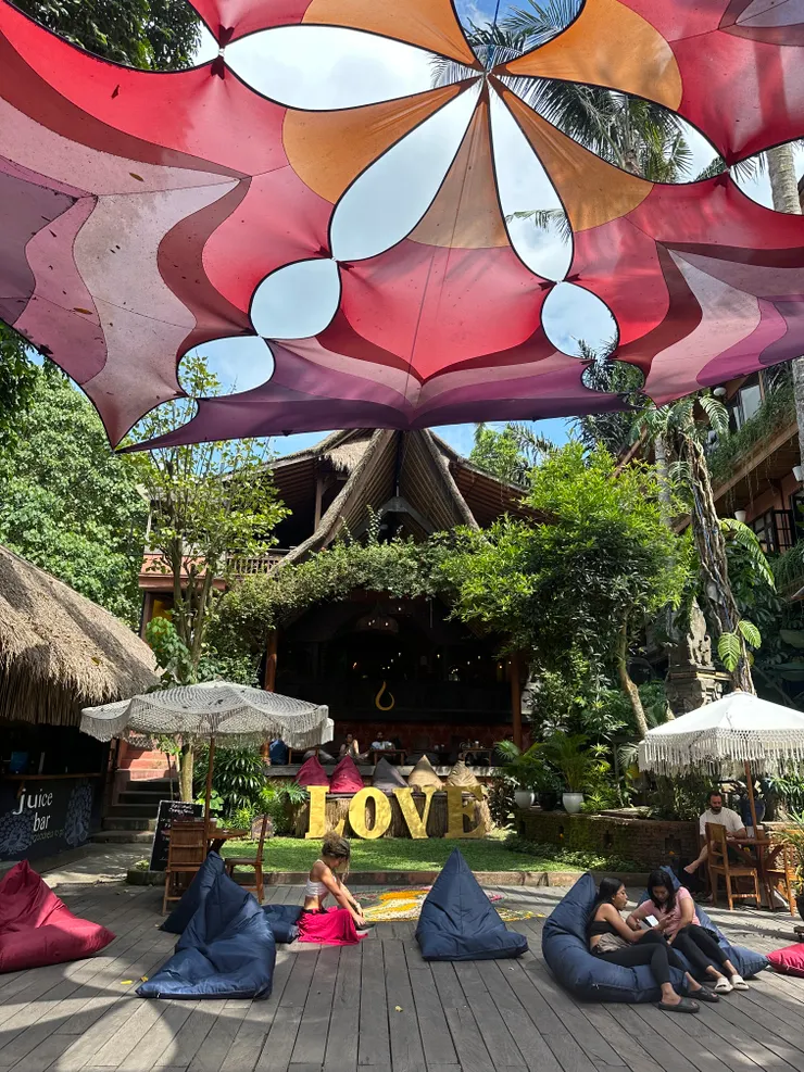 瑜珈館外四處都有舒適的懶骨頭